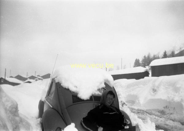 photo ancienne  de Volkswagen  Vw Coccinelle sous la neige