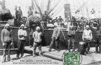 carte postale de Anvers Scènes du port - Débardeurs déchargeant des balles de laine
