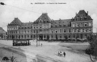 carte postale ancienne de Schaerbeek La Caserne des Carabiniers (place Dailly)