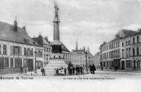carte postale ancienne de Tournai La place de Lille et le monument des Français
