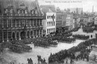 carte postale ancienne de Tournai Revue des troupes sur la Grand Place