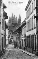 carte postale ancienne de Tournai La cathédrale et la rue des Bouchers St Brice
