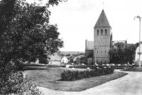 carte postale ancienne de Han-sur-Lesse L'Eglise et le Parc Communal
