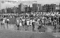 carte postale ancienne de Blankenberge Un concours pour enfants à la plage