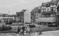 carte postale ancienne de Heyst Le Sqaure Albert Ier et le Square Hôtel