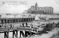 carte postale ancienne de Blankenberge Entrée du Port. Le Phare