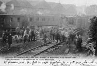 carte postale ancienne de Train Accident de chemin de fer aux deux ponts à Bruxelles, le 15 février 1904. Le déblaiement.