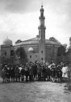 Etterbeek -
 Parc du cinquantenaire Les enfants devant le bâtiment qui deviendra la grande mosquée de Bruxelles
