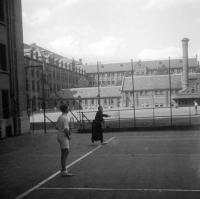  Un élève et un père jésuite jouant au tennis au collège St Michel