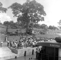 Fleuve Congo Attroupement sur la rive à l'arrivée du Bakuba