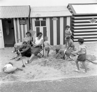 Wenduine Jeux dans le sable devant une cabine de plage de l'agence De Kimpe