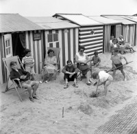 Wenduine Jeux dans le sable devant une cabine de plage de l'agence De Kimpe