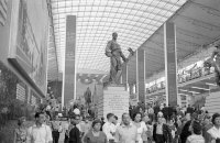 Expo58  Standbeeld in de enorme hall van het sojet paviljoen