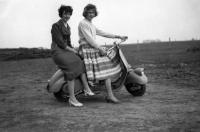 Corroy le Grand Maria et Denise sur une Vespa Faro Basso modèle 1952