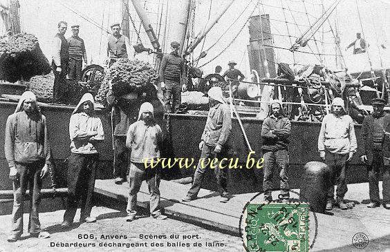 ancienne carte postale de Anvers Scènes du port - Débardeurs déchargeant des balles de laine