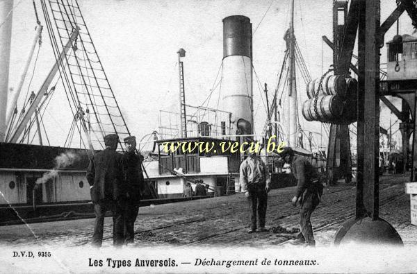 postkaart van Antwerpen Les Types Anversois - Déchargement de tonneaux