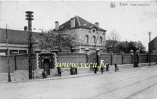 ancienne carte postale de Evere Ecole communale