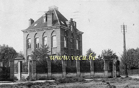 ancienne carte postale de Uccle Institut Sainte-Elisabeth - Habitation de Mr l'Aumônier