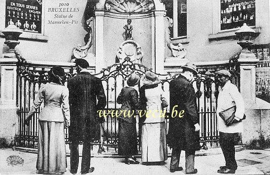 ancienne carte postale de Bruxelles Statue de Manneken-Pis