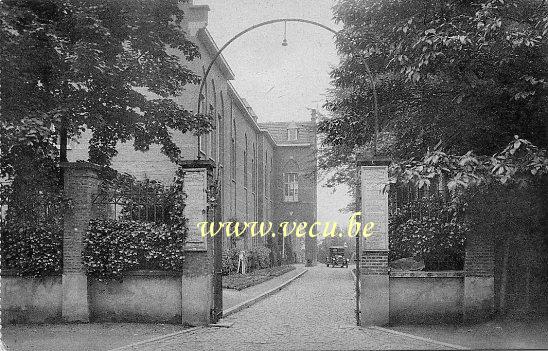 ancienne carte postale de Uccle Institut Sainte-Elisabeth  - Entrée côté avenue De Fré
