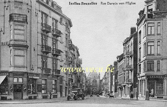 ancienne carte postale de Ixelles Rue Darwin vers l'Eglise