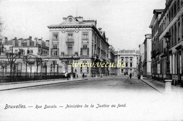 ancienne carte postale de Bruxelles Rue Ducale - Ministère de la justice au fond