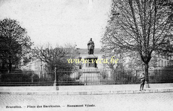 ancienne carte postale de Bruxelles Place des Barricades. - Monument Vésale