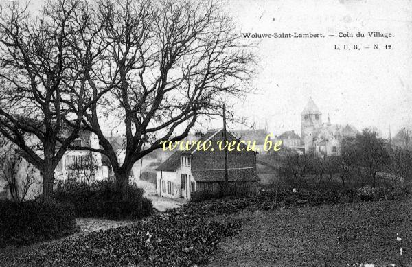 ancienne carte postale de Woluwe-St-Lambert Coin du Village (vue vers l'église St Lambert?)