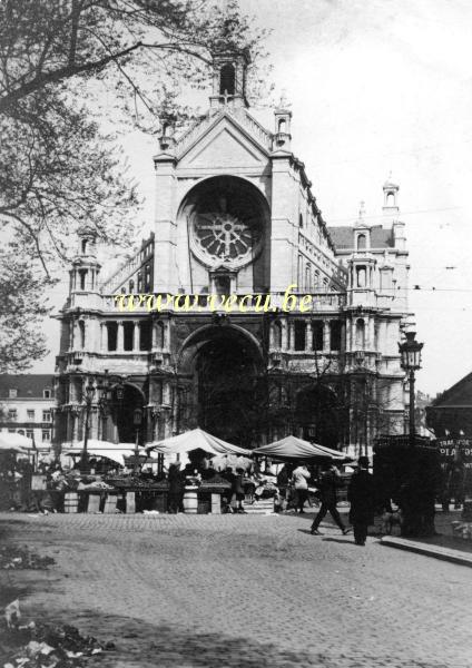 ancienne carte postale de Bruxelles Marché devant l'église