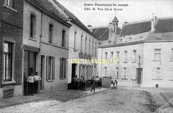 postkaart van Evere De Beierstraat, thans Parijstraat. Op het achtergrond, het Sint-Josefsklooster.
