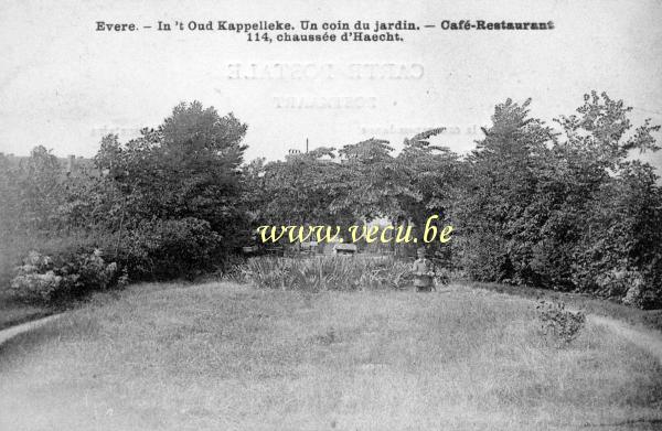 ancienne carte postale de Evere In 't Oud kappelleke. Un coin du jardin du café-Restaurant. Chaussée de Haecht.