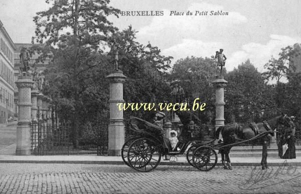 ancienne carte postale de Bruxelles Place du petit sablon