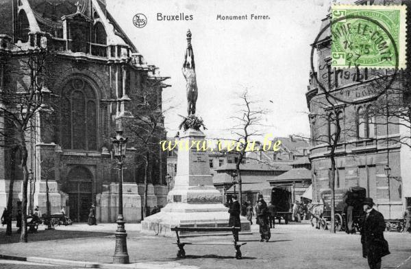ancienne carte postale de Bruxelles Monument Ferrer - Place de la grue à l'arrière de l'église Sainte Catherine