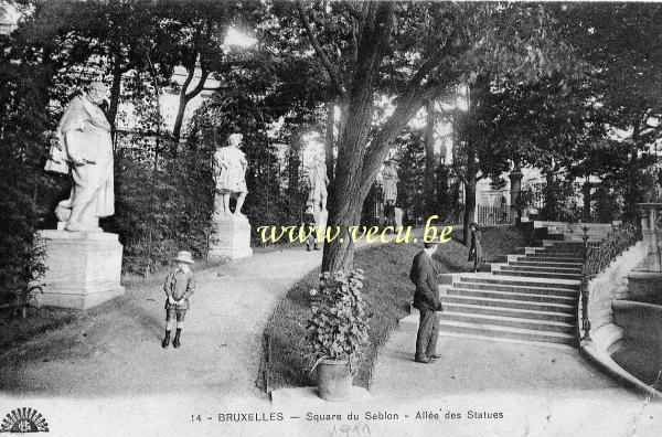 ancienne carte postale de Bruxelles Square du Sablon - Allée des Statues