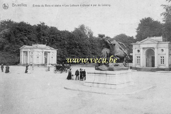 ancienne carte postale de Bruxelles Entrée du Bois et statue