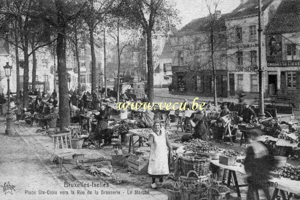 ancienne carte postale de Ixelles Place Ste-Croix (Flagey) vers la rue de la Brasserie - Le Marché