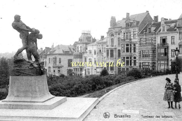 ancienne carte postale de Bruxelles Tombeau des Lutteurs  (avenue Louise- rue du Monastère)