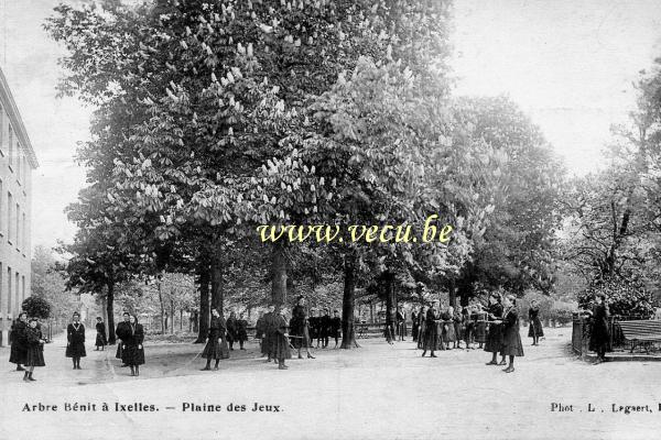 ancienne carte postale de Ixelles Arbre Bénit à Ixelles - Plaine de jeux (Pensionnat rue de l'Arbre Bénit, 118-120)