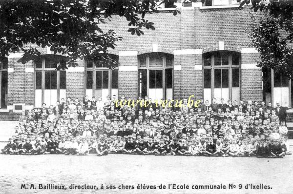 ancienne carte postale de Ixelles Ecole N°9 d'Ixelles (rue Américaine) - M.A. Baillieux, directeur, et ses élèves