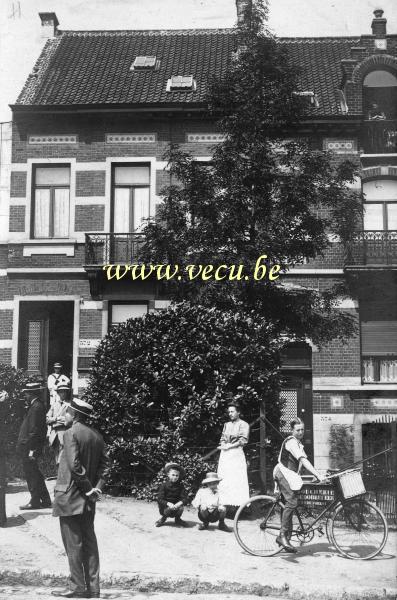 ancienne carte postale de Forest La boucherie Dedobbeleer vient livrer à vélo au 374 chaussée de Bruxelles