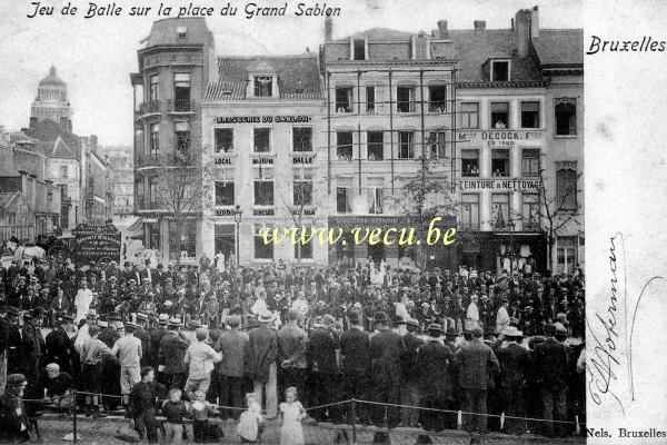 ancienne carte postale de Bruxelles Jeu de balle sur la place du Grand Sablon
