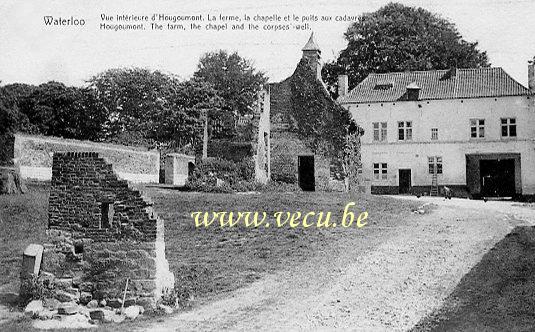 ancienne carte postale de Waterloo Vue intérieure d'Hougoumont. La ferme, la chapelle et le puits aux cadavres