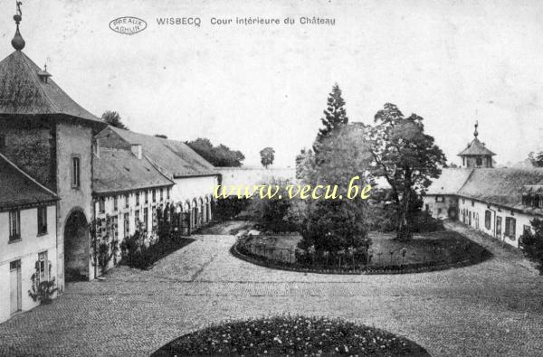 ancienne carte postale de Wisbecq Cour intérieure du château