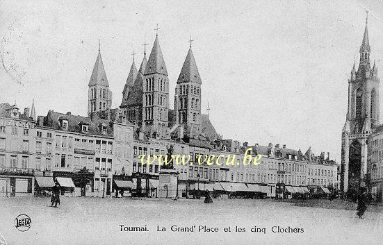 ancienne carte postale de Tournai La Grand'Place et les cinq Clochers