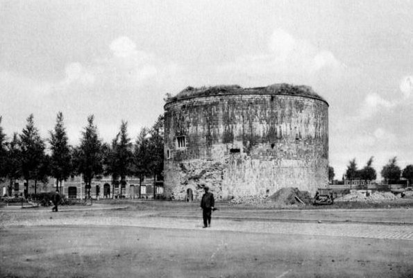 ancienne carte postale de Tournai Tour Henri VIII