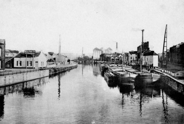 ancienne carte postale de Charleroi La Sambre