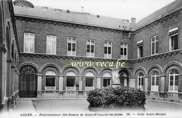 ancienne carte postale de Leuze-en-Hainaut Etablissement des Dames de Saint-François-de-Sales. Cour Saint-Michel