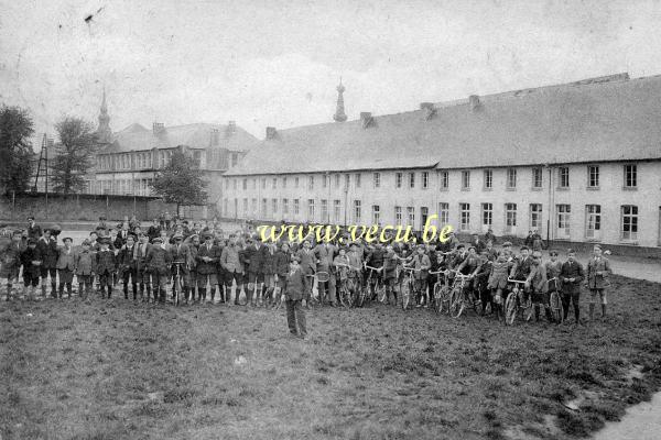 ancienne carte postale de Chimay Pensionnat de l'Athénée Royale - La cour