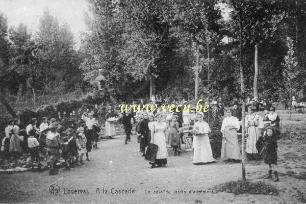 ancienne carte postale de Loverval A la Cascade. Un coin du jardin d'agrément.