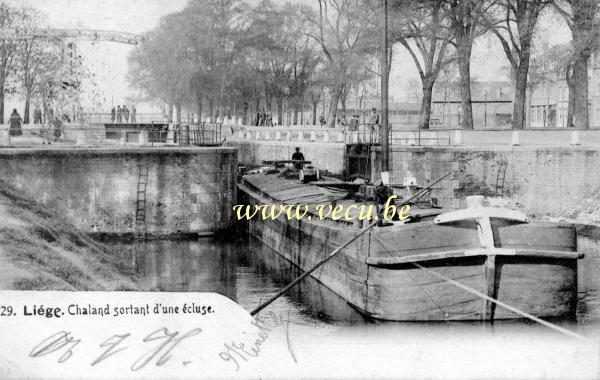 ancienne carte postale de Liège Chaland sortant d'une écluse